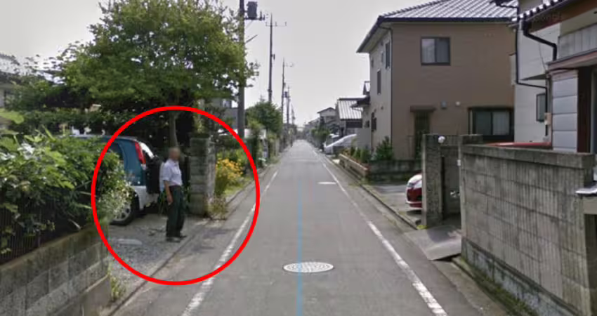Google街景搜尋老家地址！驚喜發現「過世7年爸站家門前」…往後一滑兒子眼眶紅了