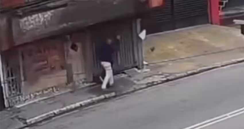 房屋外牆突整片掉落　老翁走一半被活埋