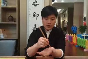 跟我學：國際中醫針灸師迷羅教你，用一根筷子就能治療肩背疼痛，尤其是夏天！