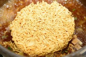 正准備吃泡麵的人都應該看看這個「現在該把泡麵丟棄的原因」，才吃一包就會變這樣…這後果也太驚悚了！