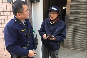 老翁幫病妻買午餐進不了家　警開門卻見遺照