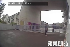 離譜！阻救護車入校救童　校方：會壓壞地板 