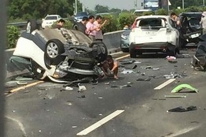 統聯客運追撞14車14人輕重傷　國道大林段大塞車