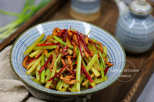 芹菜炒肉這樣做，肉絲焦香，芹菜脆嫩，連辣椒都是酥香的