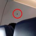 飛機裡面的三角形標誌是做什麼的？坐在正下方的乘客賺到囉！