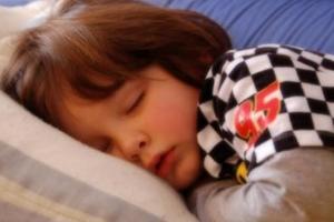 小孩越晚睡「媽媽越容易有病」　正式研究告訴你「他該幾點睡」…睡太多太少都不健康！