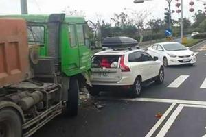 【視頻】Volvo大戰砂石車！　遭追撞車體居然沒事　反而砂石車保險桿掉了